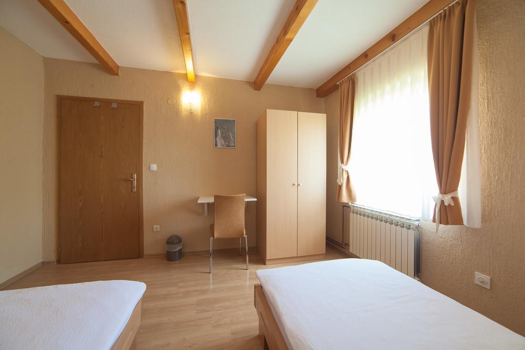 Apartmant & Room Bruna Drežnik Grad Exteriér fotografie
